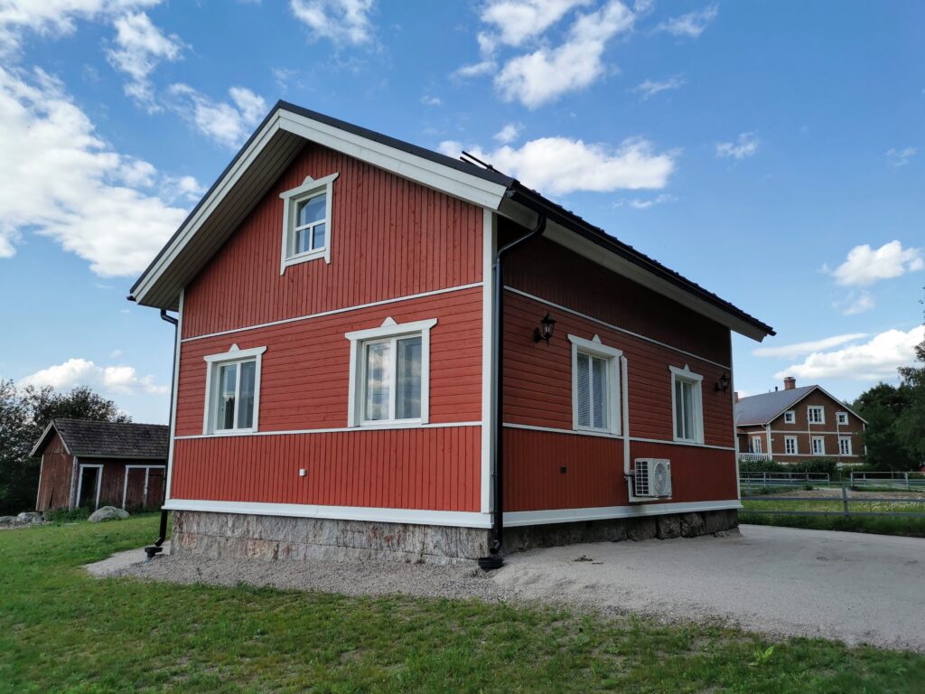 Albertin tupa on viihtyisä majoitusmökki Paimiossa. 